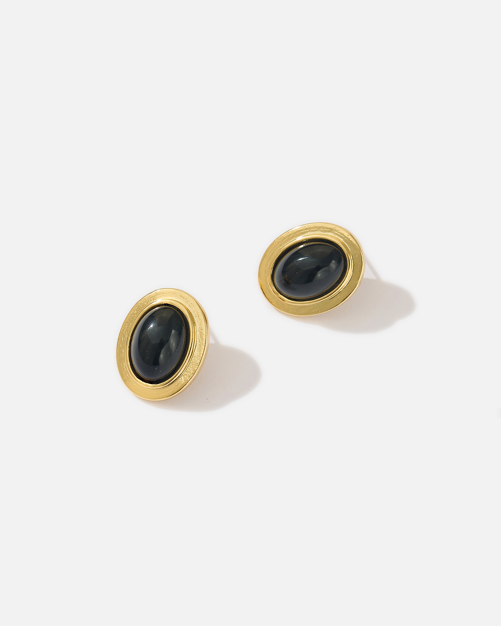ALEXA Black Agate Stud Earrings in round gold setting – timeless and classic vintage design

